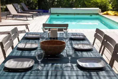 Exceptionnelle villa bois tout-équipée, piscine, proche lac, mer, commerces.