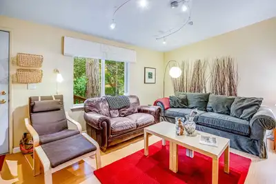 Image de Dog-friendly home with deck, grill, firepit, washer/dryer & WiFi - walk to beach