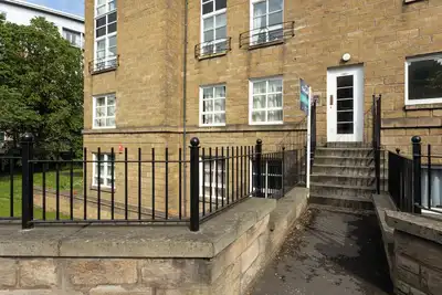 Image de Stylish + cosy 2-bed property near the city centre