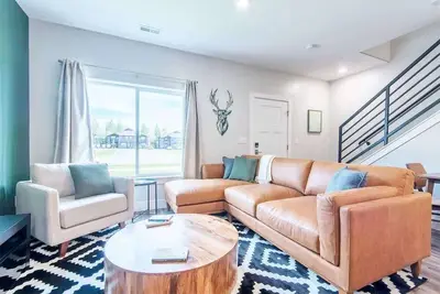 Image de Basecamp Stays: Unique Design, 2 Car Garage, & A/C