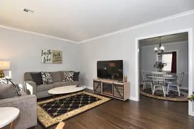 Image de Blue Flamingo 🦩 Charming Home-Heart of Tulsa-By Cherry St-Expo-Fair Ground