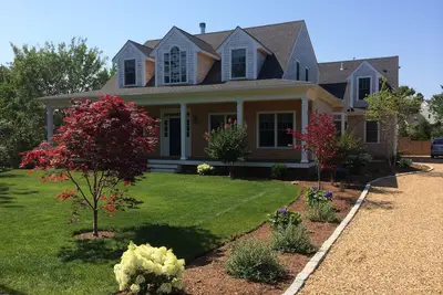 Image de Lovely Vineyard home w/4 master suites & heated pool - 5 min from the beach!