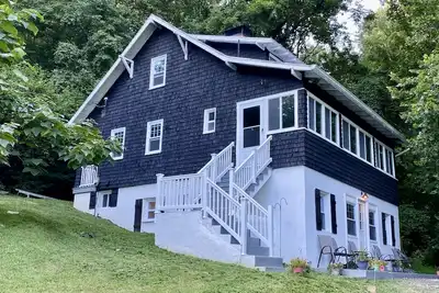 Image de Beautiful historic 1916 Farmhouse and Country Home in the Blue Ridge Mountains