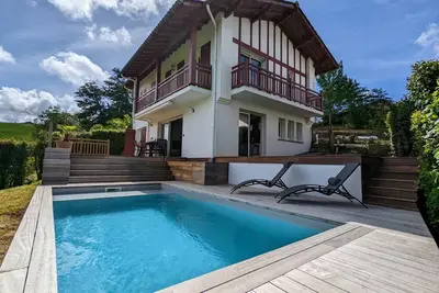 Image de Maison avec piscine, belle vue au calme à 10 min des plages