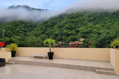 Image de 2/3Private Riverfront House-ocean/mountain view-Private Roof-3 min walk to beach