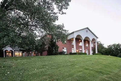 Image de 10, 000 sq ft Luxury Venetian Mansion with a Slice of Italy in Tulsa