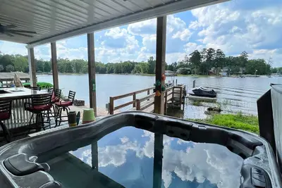 Image de Waterfront w/dock. Private entrance 1st floor on lake Murray