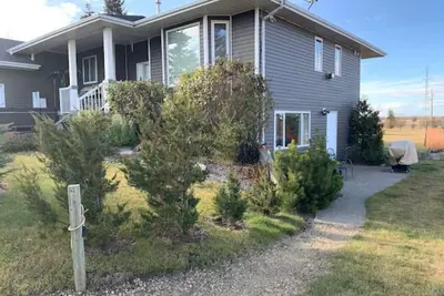 Image de Large house - 1600 sq ft, Large Acreage - 3 minutes south of Red Deer Alberta