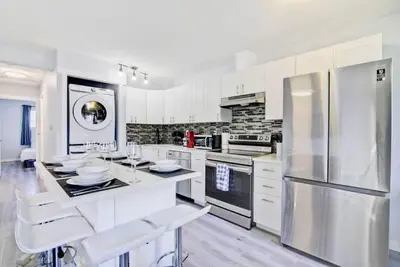 Image de Newly Renovated 2Bed by Nose Hill Parking FirePit