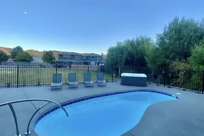 Image de Gorgeous Home w/ Private Pool, Hottub, Lake Access