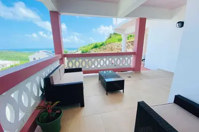 Image de Chic, Tranquil, Modern Apartment