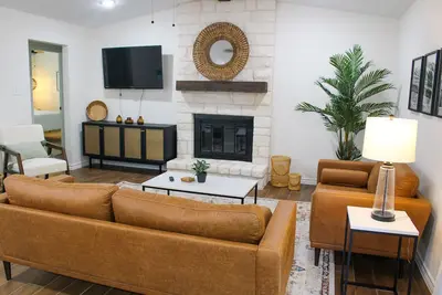Image de Newly Renovated Home! Great Location. Perfect for long stays! 🌇