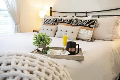 Image de Your Home Away From Home~\nDowntown Windsor