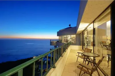 Image de Top Floor Penthouse Overlooking the Ocean