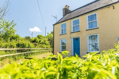 Image de A cosy cottage full of character, comfort & style.