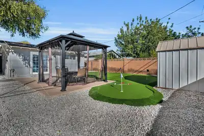 Gorgeous 4BROasis Minutes from Dt ☀ Sunny Backyard