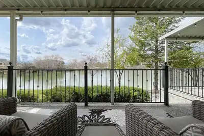 Image de Lakefront Getaway with Game Room and Theater Seating