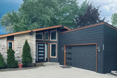 Image de Lakehouse retreat, conveniently located.