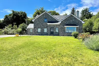 Image de Traditional style home With 'lake View' 10/15 Minutes From Galway City