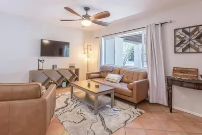 Image de Downtown Tempe Maple-Ash patio home only steps to Asu in Tempe