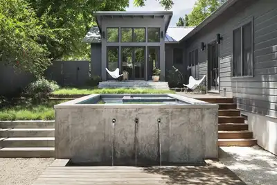 Image de Modern Gem featured by Dwell. Pool + HotTub.