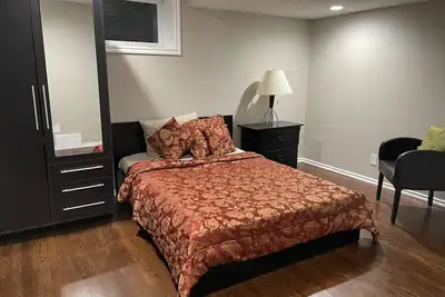 Image de Beautiful, modern and accessible 2bdr Bsmt suite with large backyard for kids
