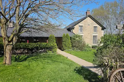 Image de Large stone house with hot tub pond, secluded acerage, up to three families