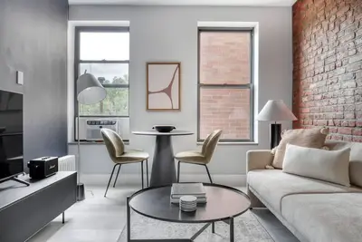 Image de Lovely Les 2br w/ Elevator, W/D & Roof Deck, near parks, by Blueground