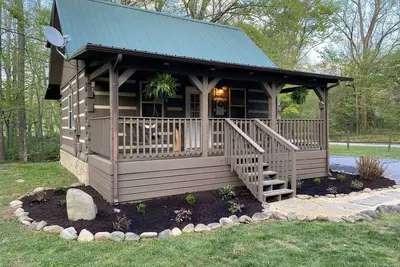 Image de Beautiful Authentic Log Cabin on Cosby Creek