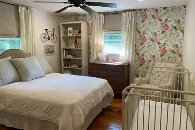 Image de Charming Home One Mile from the Oxford Square!