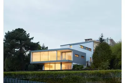 Image de Maison lumineuse et moderne avec vue sur la mer et les montagnes