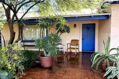 Image de Private Saltwater Pool, Upscale Historic U of A Area + Lush Garden +King +Spa