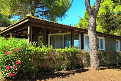 Image de Superbe chalet, piscine et parking chauffé à 5 minutes des activités du port