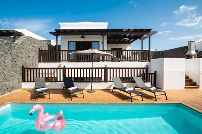 Image de 6 Bed Holiday Villa | Heated Pool | Hot Tub | Beach & Waterparks | Playa Blanca