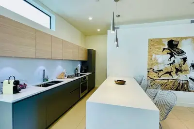 Image de Mod 2 bedroom apartment with garage!