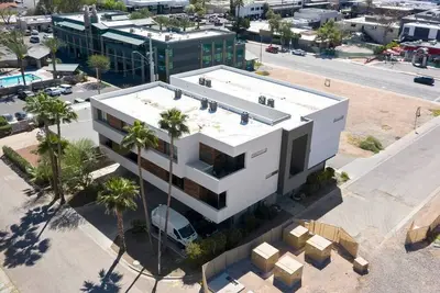 Image de Designer 2 bedroom apartment - Parking!