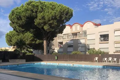 Image de Appartement dans résidence arborée avec piscine