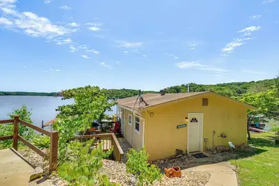 Image de Lakefront Ozark Cottage: Deck w/ Covered Dock!