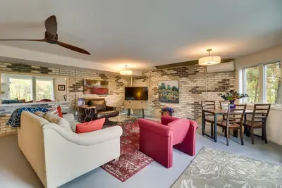 Image de Renovated Studio on 5 Acres - Near Vineyards!
