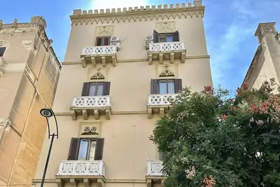 Image de Grand appartement avec vue sur la mer près de la gare centrale et du jardin bota