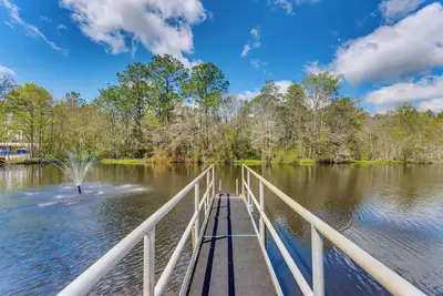 Image de Fire Pit & On-Site Fishing! Pensacola Family Home