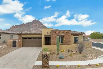 Image de Gorgeous custom home with spa, heated pool, outdoor kitchen and game room!