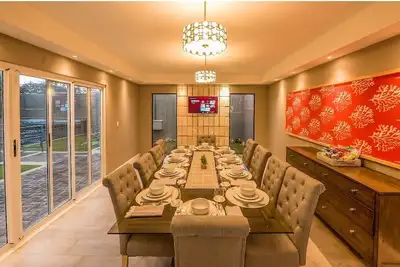 Image de Elegant 3500sq ft Family Residence