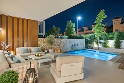 Image de The Collection - 4Bd Townhouse on the Golden Mile!