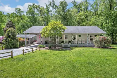 Image de Waterfront River home near Asheville, dog friendly