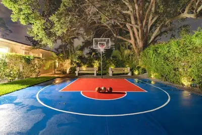 Epic Villa w/a Big Bkb Court+Fire Pit+ Mini Golf & More