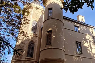 Image de Chateau atypique et charmant situé en ville avec un parc verdoyant et piscine!