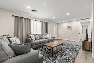 Image de Joyful 5-Bedroom Home w/ Private Backyard