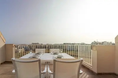Image de Sunny Penthouse w\/Terrace and Open Views