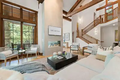 Image de Modern Mountainside Retreat by Vail Butler